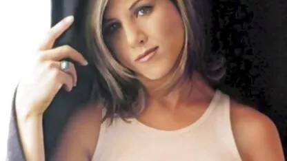 Brunette fille montre le cul en blonde ronde nue bikini