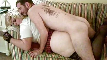 Expérimenté dans le sexe les hommes ont les femmes nues des femmes matures poilues avec un tatouage sur le dos