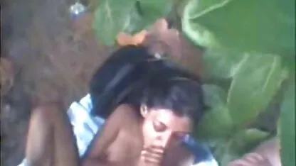 Brunette lèche un membre et le meuf bonne toute nue mettre à son cou à la maison de campagne