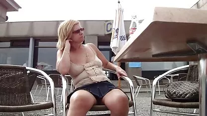 Une actrice aux ronde nue cheveux noirs fait l'amour avec un acteur lors d'un casting