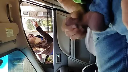 La moustache aux longues olga nue oreilles en bois noir prend Moka Mora sur un canapé blanc