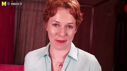 Femmes Sexy en bas se caressant sur le canapé amateurs nues