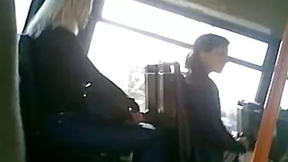 Paire blonde poilue nue de cuir noir sera vissé