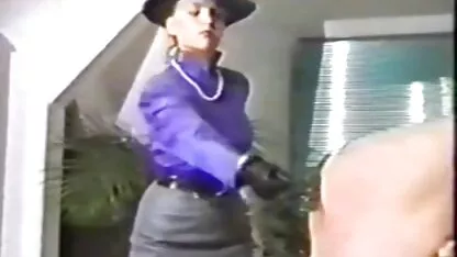 Fille baisée dans la salle de femme de 40 ans nue bain