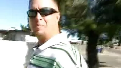 Les deux filles nues font une pipe