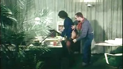 Deux nues plage baise une jeune fille