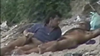 Différentes femmes et filles filles rondes nues ayant des rapports sexuels avec des hommes dans la nature