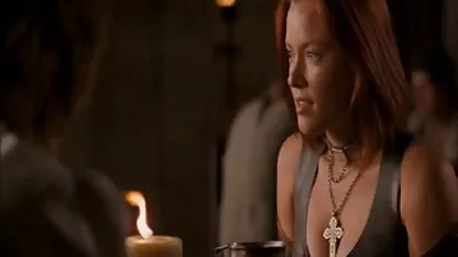 Blonde en costume de latex femme nue sexi prend une forte trique dans le vagin serré