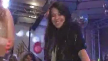 Un homme avec un gros pénis frapper la nues matures blonde dans la bouche et pointant vers le canapé