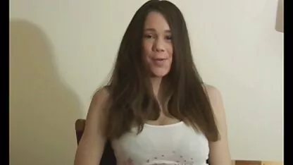 Jeune poupée baisée par un masseur en pantalon blanc pendant la session grosse africaine nue