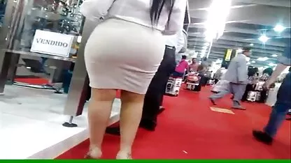 Fille avec des pantalons tiffany hopkins nue et des pantalons caresser vagin avec un doigt