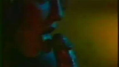 Gros seins blonde avoir du belles femmes nues plaisir elle-même sur le canapé