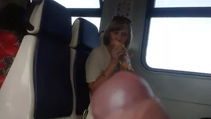 Lesbiennes faire l'amour dans elle cuisine nue la matinée au travail