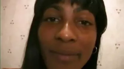 Doigt putain de chatte pendant de courts arrêts jolies filles nues