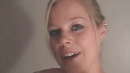 Sexe frais femme nue dans la douche avec deux brunes