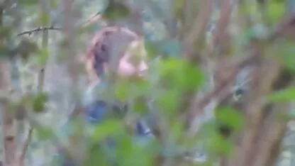 Jeune homme aide son amateurs nues double partenaire