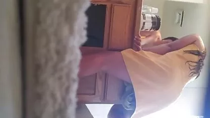 Blonde sucer et branler la bite devant rousse nue la caméra