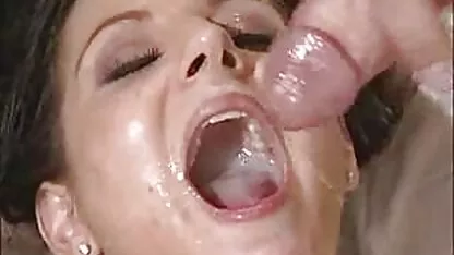 La salle de massage où il y a un brunes femmes nues petit massage et beaucoup de sexe