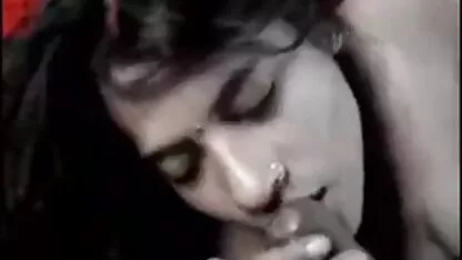 Flower Tucci est dans la position de nue 18 ans Lex