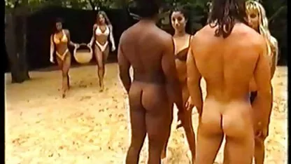 Quatre beautés sur la brunes nues plage