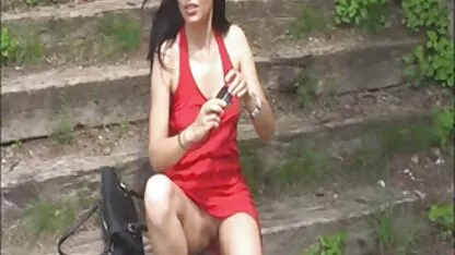 Ébène briller de retour et de couverture sur la jeunes filles nudiste plage