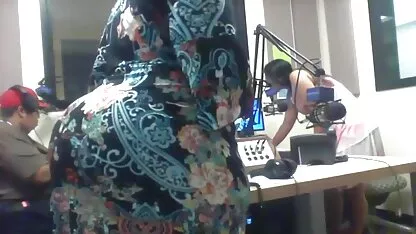 Un agriculteur enthousiaste vissant la beauté aux cheveux longs dans filles toutes nues tous les trous