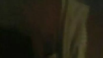 Jeune femmes nues pics fille baise avec un ami dans un grand lit