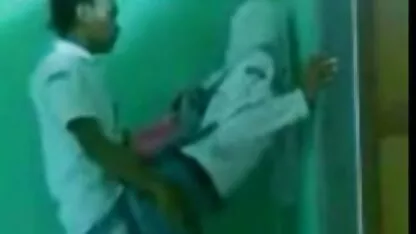 Sexy MILF recherche femme nue en uniforme sucer des étrangers