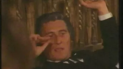 Deux lesbiennes baisent sur les bancs de la rue. belles matures nues