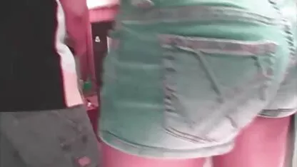 Fille sucer les jolies filles nues la bite de son mari dans le parking et les toilettes