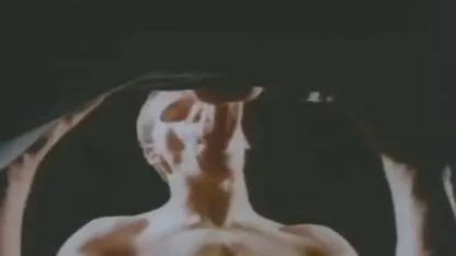 Massage de la fille nue noir langue