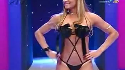 L'intérieur de femme de 60 ans nue la jupe cul nu