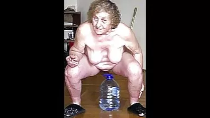 Caressant femme nue blonde les doigts