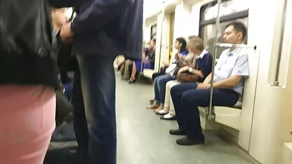 La beauté aux femme nue dans la nature cheveux rouges Cristy Nicole enlève son pull rayé de ses épaules et pose pour la caméra