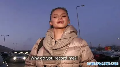 Jeune femme réfléchissant le verre devant le miroir donne à un grosses femmes nues homme une pipe dans