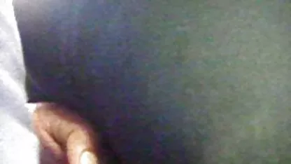 Fille aux yeux bruns avale un membre de son amant et à fille nue public tâtons ses mains