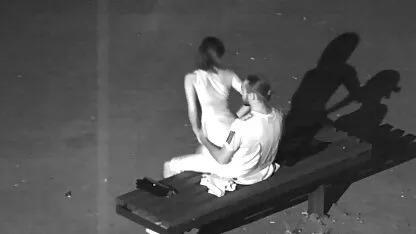 Les jeunes karen lancaume nue filles aux yeux bleus sur un canapé blanc ayant des relations sexuelles avec un agent