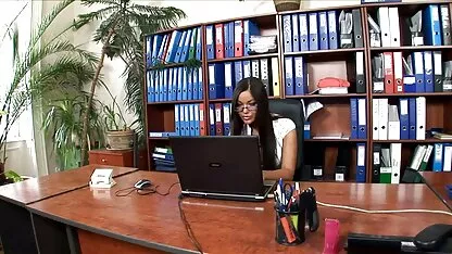 Ajustement blonde déchiré femme canon nue sur le canapé noir