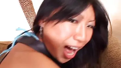 Cette petite fille suce et baise dans le vagin avec un homme au fille sexy toute nue lit, pour une webcam