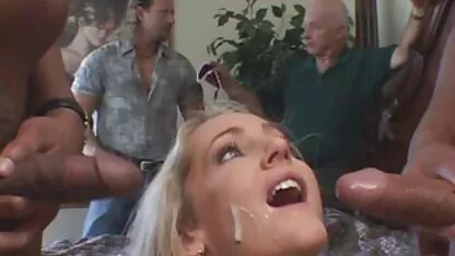 Sabrina persuadé de jeunes asiatiques nues baiser devant la caméra