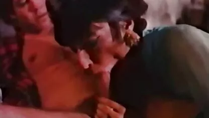 Femme fille sexi nue sperme dans la bouche