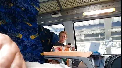 Porno dans la psyché: jeune sexe avec le son de femme nue dans la nature l'eau