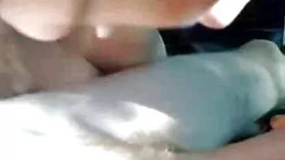 Le couple femmes pulpeuses nues dans le grenier pour enlever leur porno