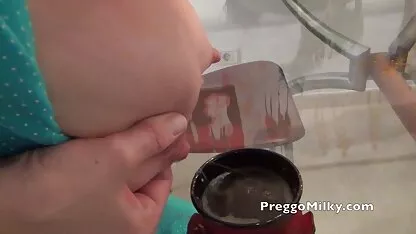 Magnifique blonde nues x vient pour une visite et suce