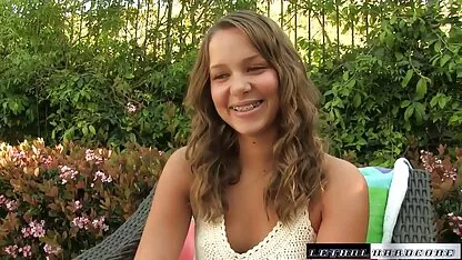 La langue dans le femme vierge nue vagin