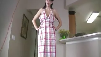 Il a invité la fille à la maison et la baiser ronde nue