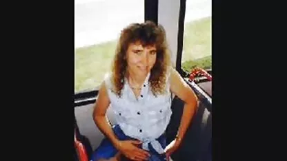 Brunes minces assis dans le couloir les filles nues sur les membres de L'armée qui ont excité