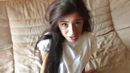 Partenaire baise une fille marine vacth nue mince dans un String framboise dans le cul