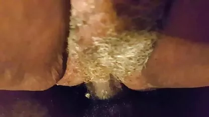 La fille enlève son pantalon rose et blanc dans les escaliers près du métro et s'endort dans sa belles matures nues chatte