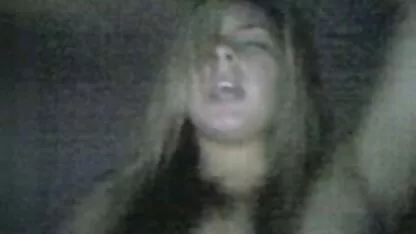 Sexe avec beaux seins nue blonde en bas blancs